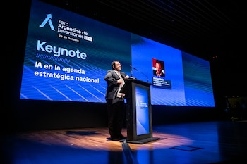 Demial Reidel habla en una