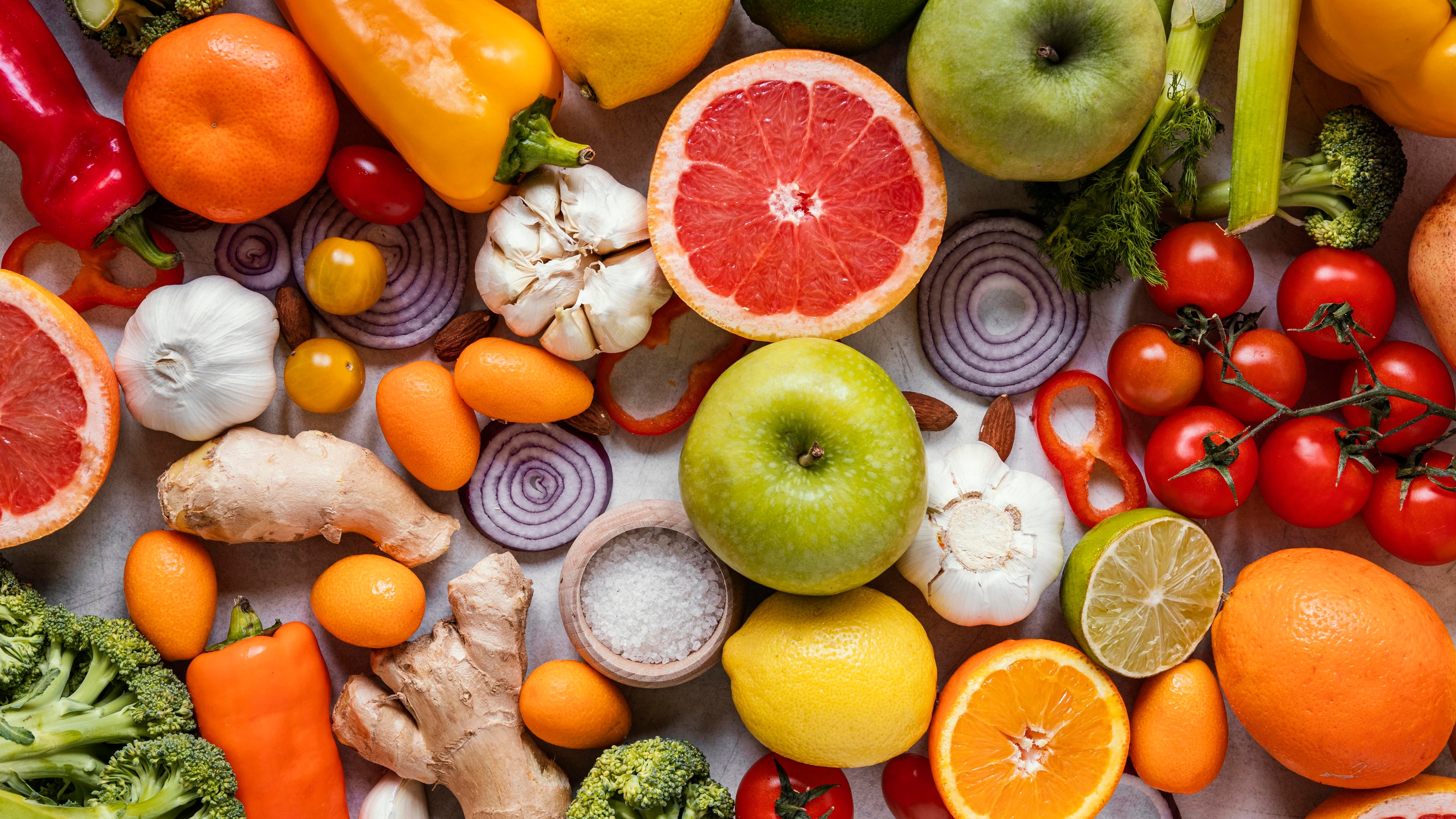 Los polifenoles, conocidos por sus propiedades antioxidantes y antiinflamatorias, se encuentran en una amplia variedad de alimentos vegetales (Crédito: Freepik)