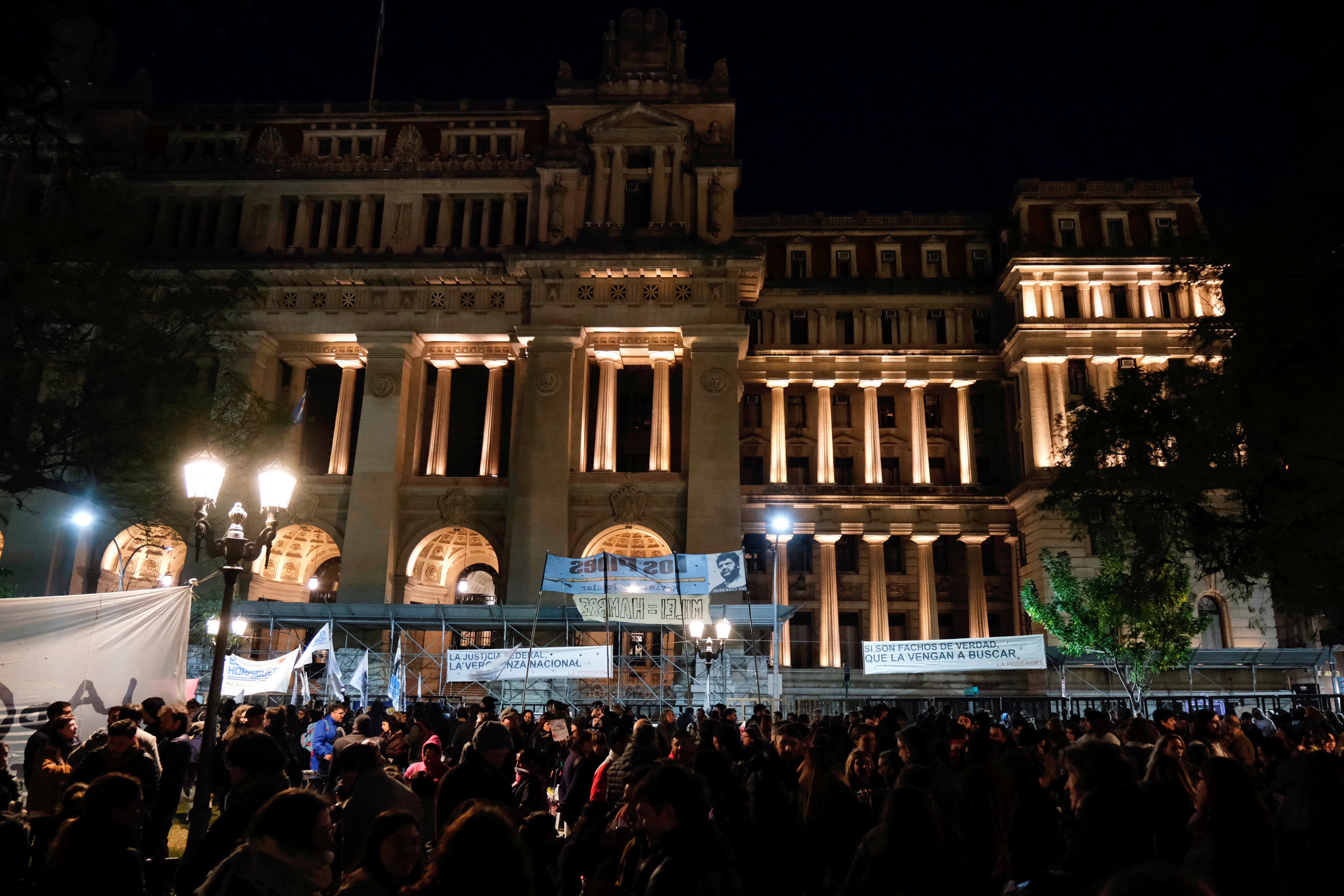 Protestas frente al Palacio de Justicia en contra de la condena a Cristina Kirchner (foto Reuters)