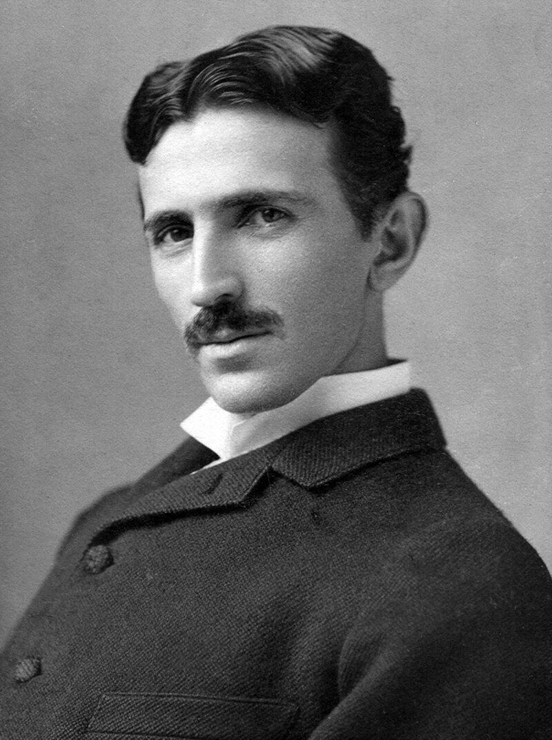 Nikola Tesla, pionero de la electricidad, revolucionó la generación y distribución de energía en el mundo (Archivo)
