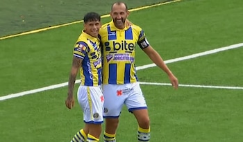 Hernán Barcos celebrando con Mauricio Arrasco la victoria de FC Cajamarca sobre Sport Boys. - Crédito: L1MAX