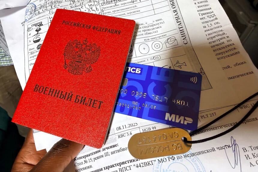 Patrick Kwoba mostró a CNN su documentación del ejército ruso (FOTO: Patrick Kwoba/CNN)