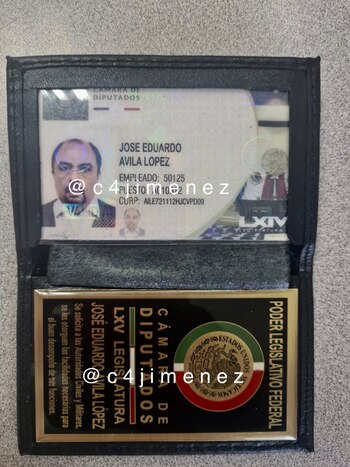 La charola, tarjeta de metal,