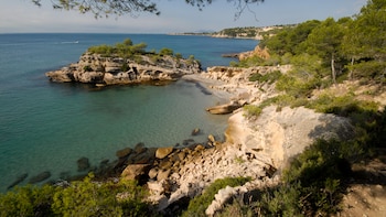 La cala más recóndita de Cataluña a la que solo se puede acceder a pie en una ruta de senderismo