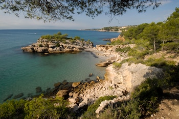 Una cala de rocas y aguas transparentes