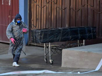 Empleados de una funeraria retiran