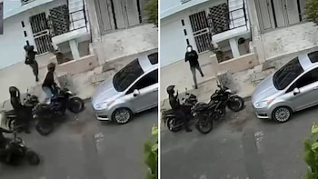 En video quedó el impresionante asalto a una mujer en Cali: hombres en tres motos la atacaron en la puerta de su casa