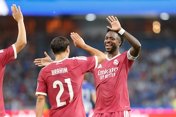 A CORUÑA, 12/08/2026.- El delantero del Real Madrid Brahim Díaz (i) celebra con Vinicius Jr. su gol ante el Deportivo, durante el partido del trofeo Teresa Herrera que Deportivo de A Coruña y Real Madrid disputan este miércoles en el estadio de Riazor, en A Coruña. EFE/Cabalar