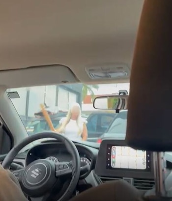 La mujer insultó al acompañante