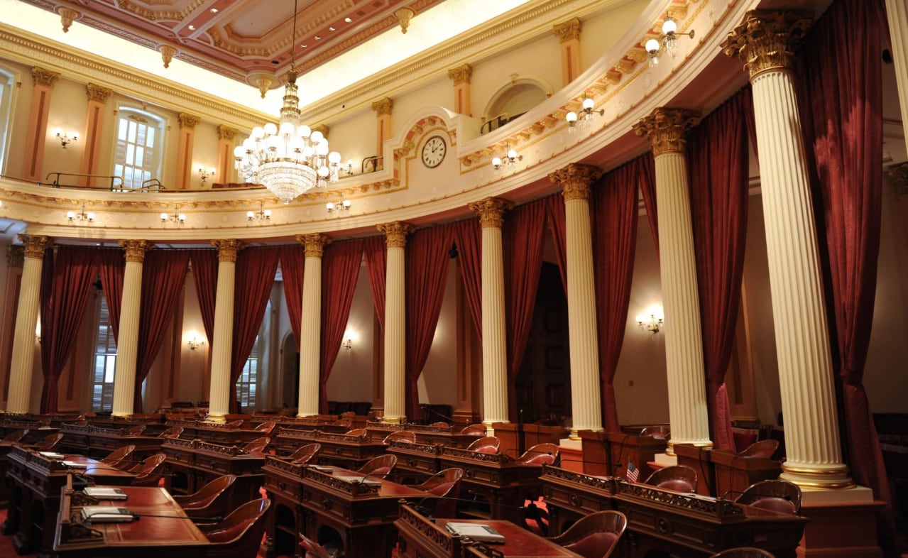 La cámara alta aprobó dos proyectos que exigen intervención humana en despidos automatizados y obligan a dar 60 días de preaviso antes de recortes vinculados a la inteligencia artificial (California Senate Democrats)