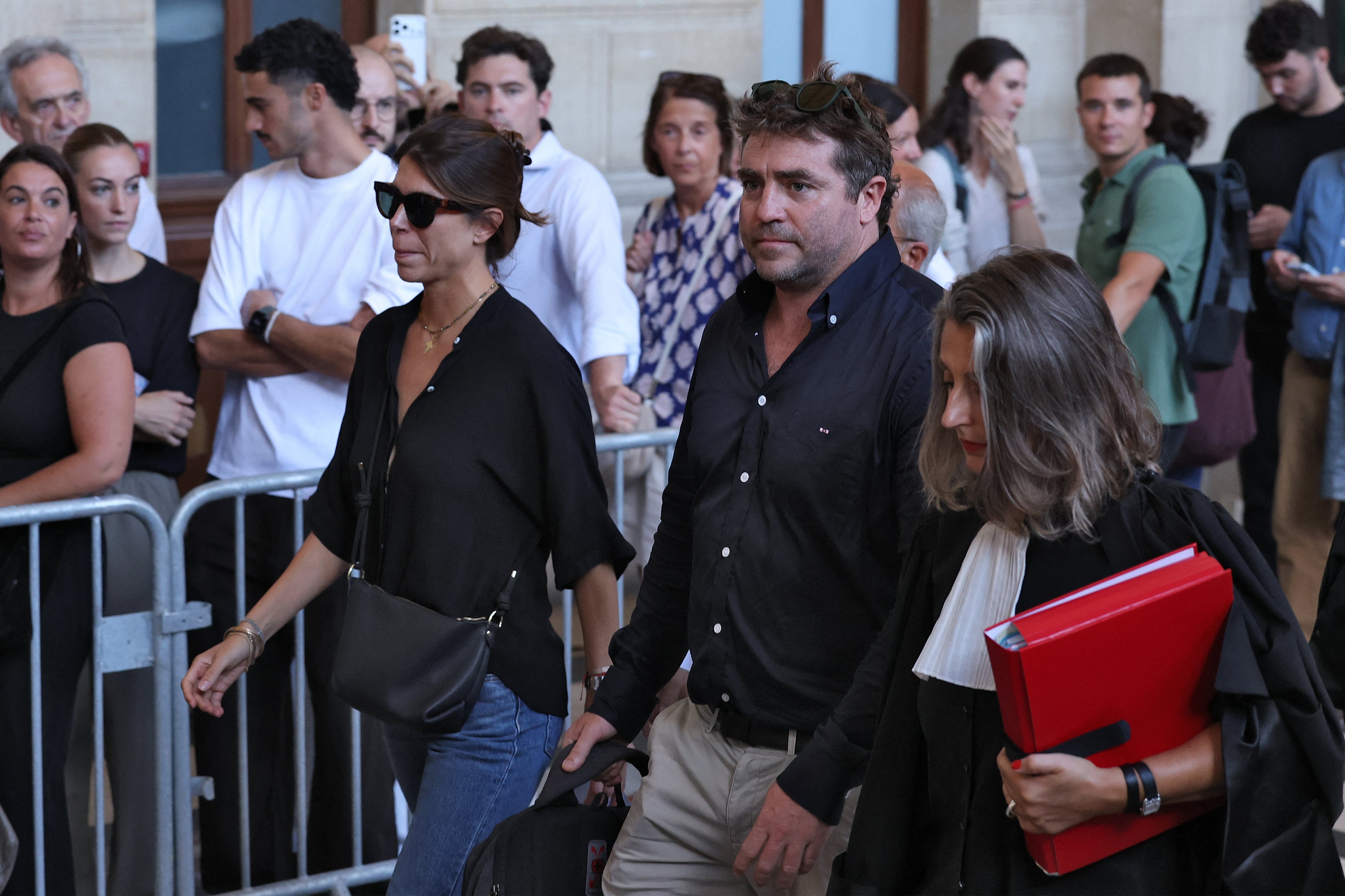 Maria Aramburu, esposa del ex Puma, y Shaun Hegarty, su amigo que estuvo presente el día de su asesinato (Photo by Kenzo TRIBOUILLARD / AFP)