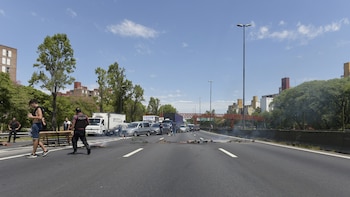 Los vecinos quemaron ramas y