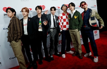 BTS posa en la alfombra