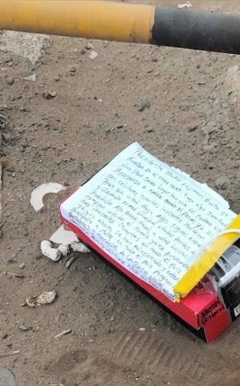 El manuscrito reclama acciones frente a las muertes atribuidas a redes de extorsión y menciona a la destinataria de forma explícita. Facebook