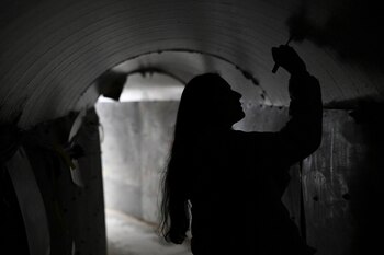 Una mujer escribe un mensaje