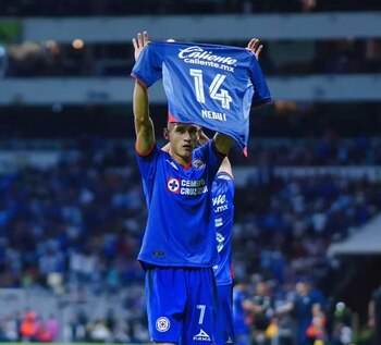 Uriel Antuna dedicando uno de