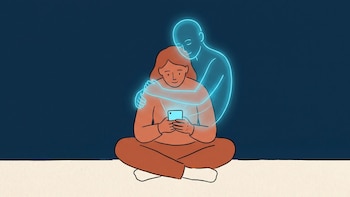Una persona sentada con las piernas cruzadas sostiene un teléfono iluminado mientras una figura transparente de color azul la abraza