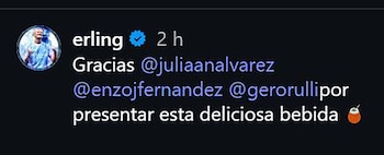 Captura de pantalla de un mensaje de redes sociales con texto blanco y azul sobre fondo oscuro junto a un emoticono de mate
