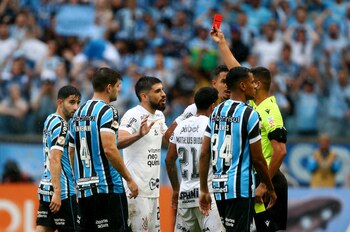 Rodrigo Pereira de Lima expulsa a Bruno Mendez, jugador del Corinthians en el partido ante Gremio (REUTERS/Diego Vara)
