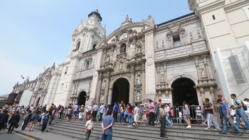 Easter: dozens of people lined
