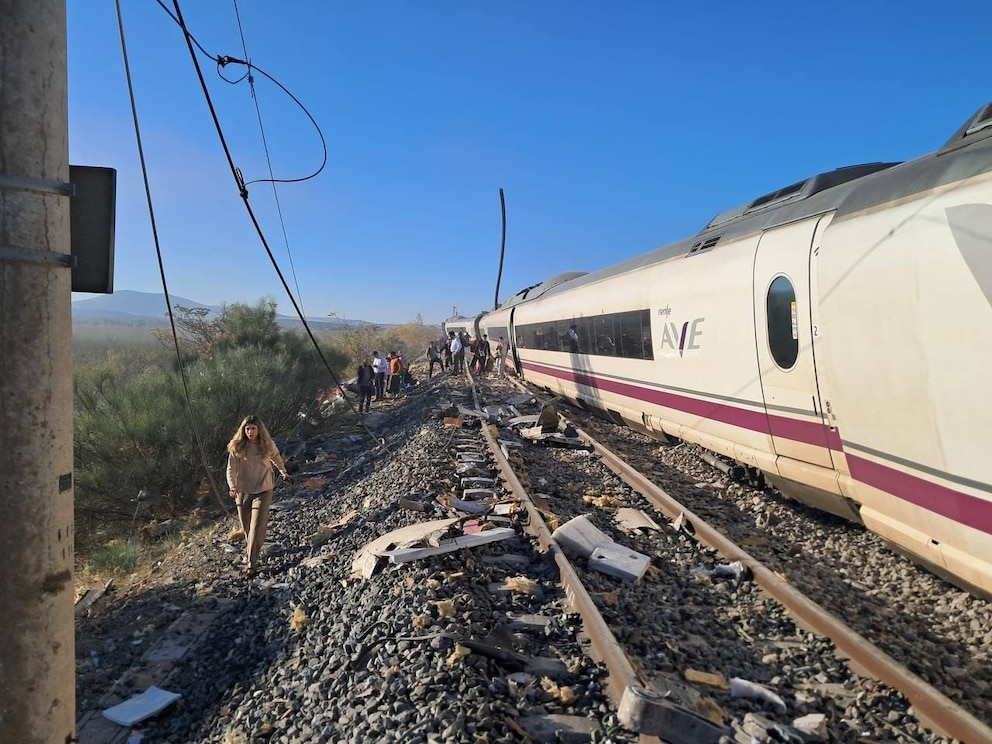 Accidente de trenes en Toledo, en directo: al menos 30 muertos tras el choque entre un Iryo y un AVE en la línea de Madrid-Andalucía Accidente de trenes en Toledo, en directo: al menos 30 muertos tras el choque entre un Iryo y un AVE en la línea de Madrid-Andalucía