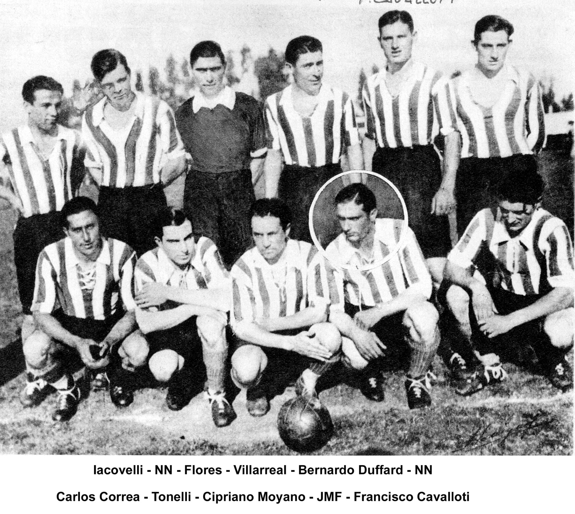 Otra vez con Rivadavia. Fangio está en la fila inferior y es el segundo de la derecha. A su izquierda, Francisco Cavallotti. Detrás de El Chueco aparece parado uno de los hermanos Duffard (Bernardo), quienes organizaron partidos de fútbol donde recaudaron fondos para ayudarlo a correr en autos (Museo Fangio).