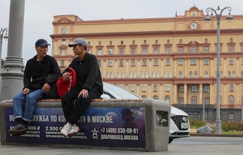 Dos hombre sentados frente al cuartel general del Servicio Federal de Seguridad (FSB) de Rusia, en Moscú.
EFE/EPA/MAXIM SHIPENKOV