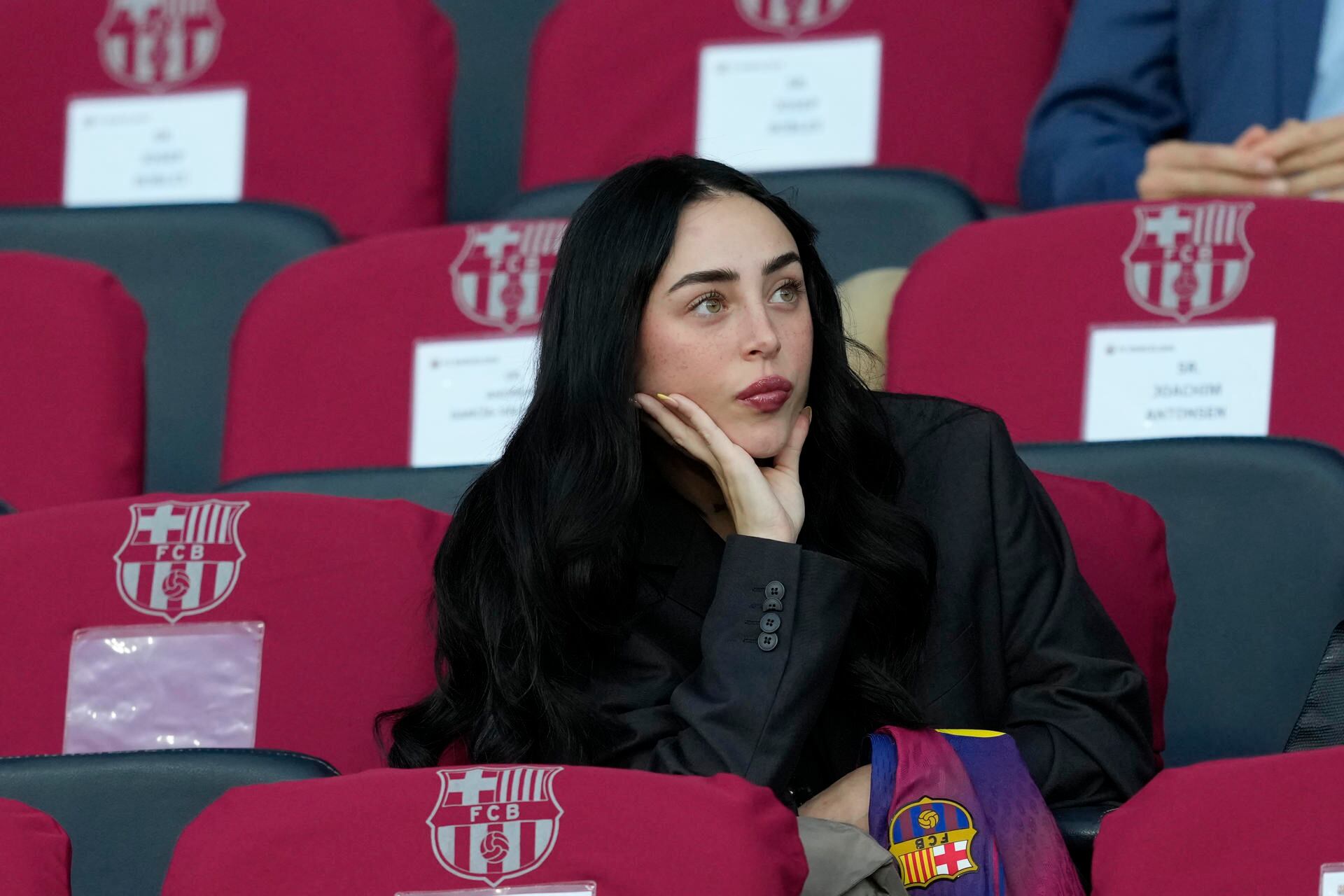 Nicki Nicole estuvo en la cancha durante la victoria del Barcelona ante Olimpiacos por el partido de la jornada 3 de la Liga de Campeones (Crédito: EFE/ Alejandro García)