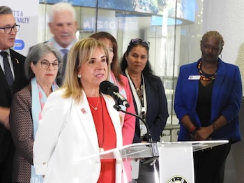 Alina T. Hudak, presidenta y directora ejecutiva del Comité Anfitrión FIFA Miami 2026, activa la campaña “It’s a Penalty” junto a la FIFA y autoridades locales para combatir el tráfico humano durante la Copa Mundial FIFA 2026