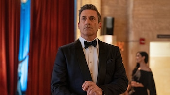 Jon Hamm, el mítico actor de ‘Mad Men’, regresa como el ex financiero en paro que roba a los ricos en ‘Vicios ocultos’: la serie viral de Apple TV