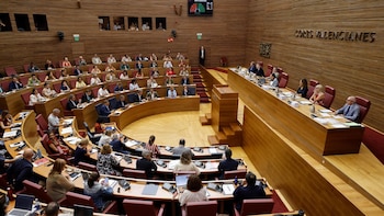 PP y Vox aprueban en Les Corts los presupuestos de 2026, que introducen en la ley la 'prioridad nacional'