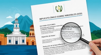 Mano sosteniendo una lupa sobre un documento que detalla el Impuesto Único sobre Inmuebles (IUSI) en Guatemala, con edificios y montañas de fondo.