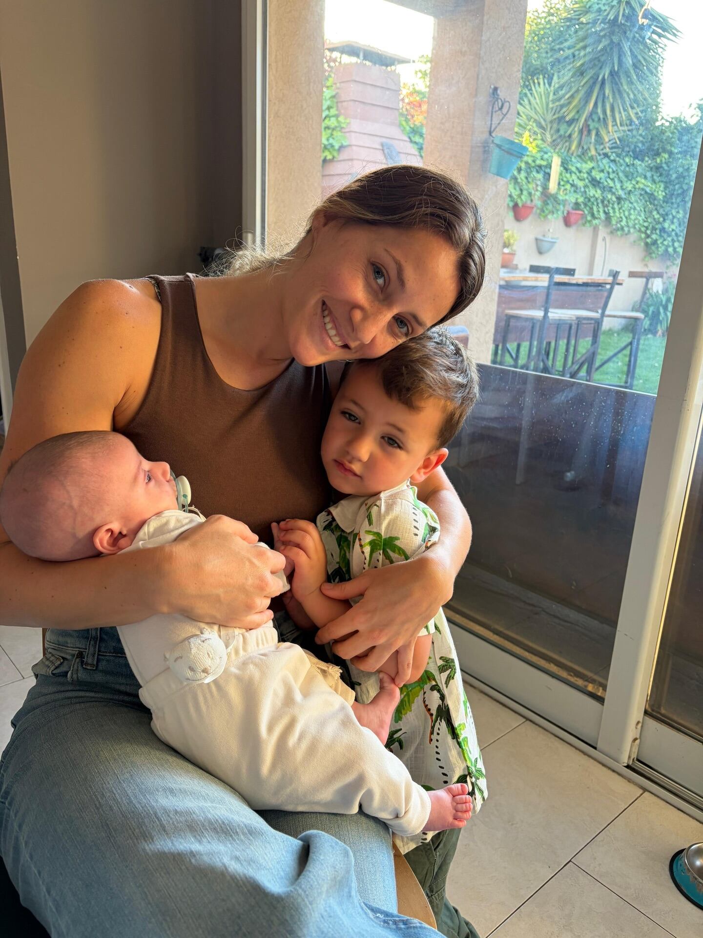 Mica junto a su sobrino e hijo Luca, quien también tuvo la oportunidad de ver a su primo