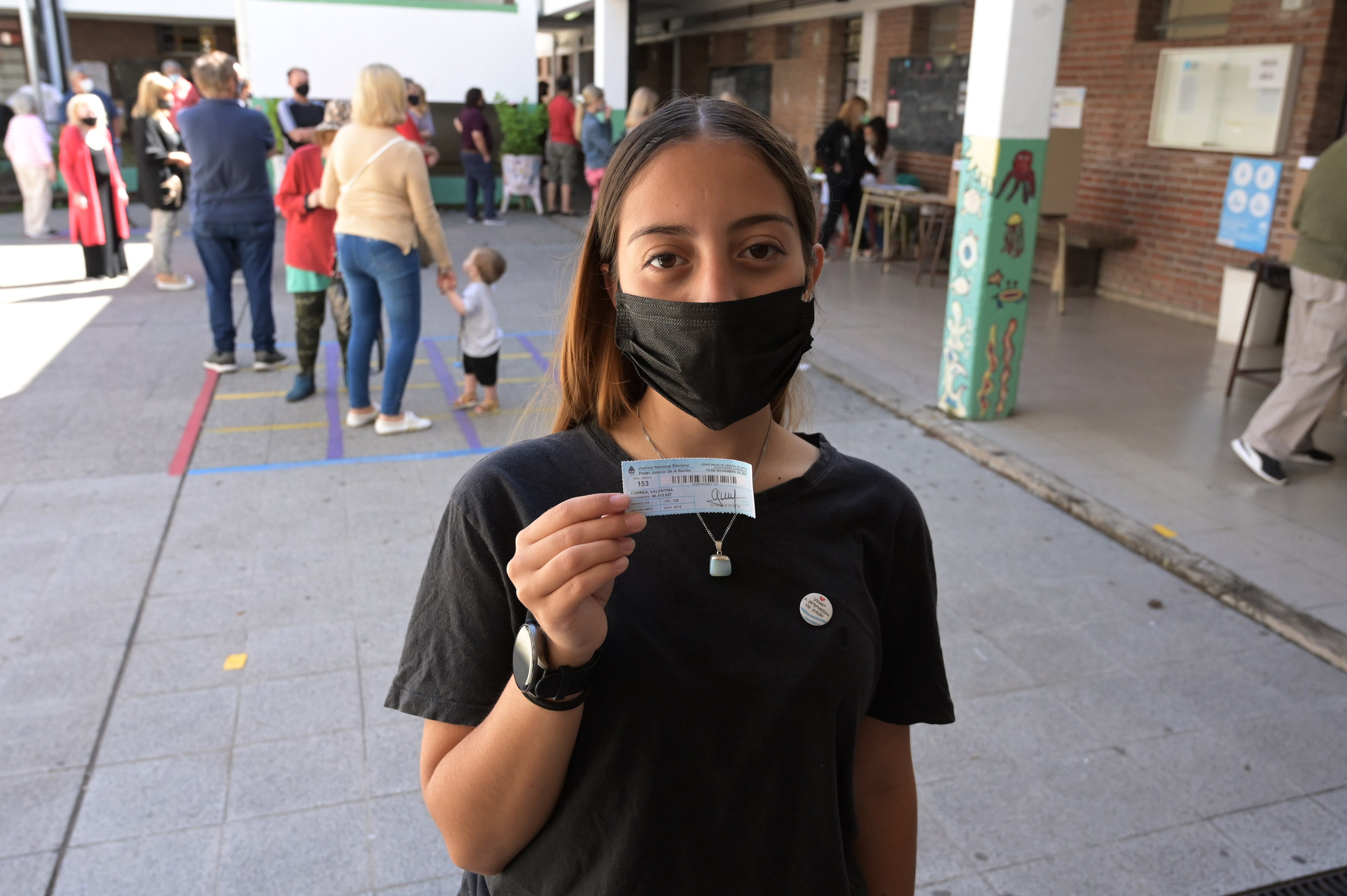 Una joven rosarina votó por primera vez a las 17 años en las elecciones de 2021 (Foto Sebastian Granata)
