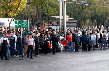 Personas salen a la calle tras un sismo en Ciudad de México (México). Imagen de archivo. EFE/ Madla Hartz