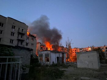 El bombardeo afectó un conjunto residencial en la región de Donetsk. (REUTERS)