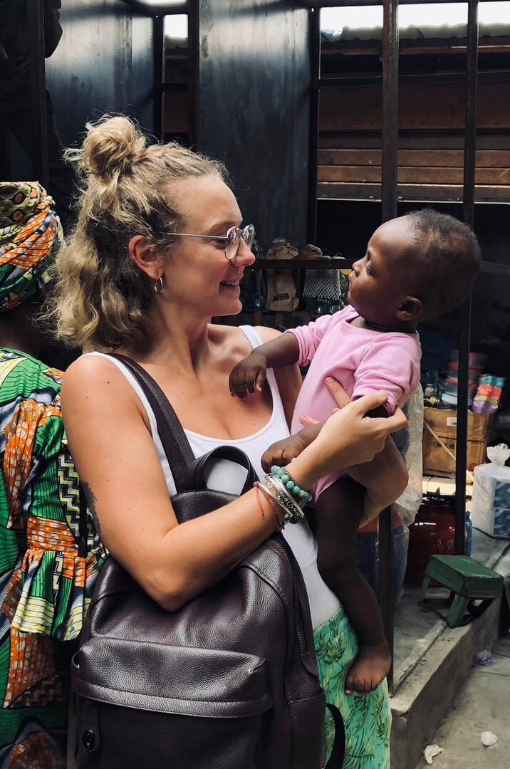 Estefanía con un niño nigeriano en brazos