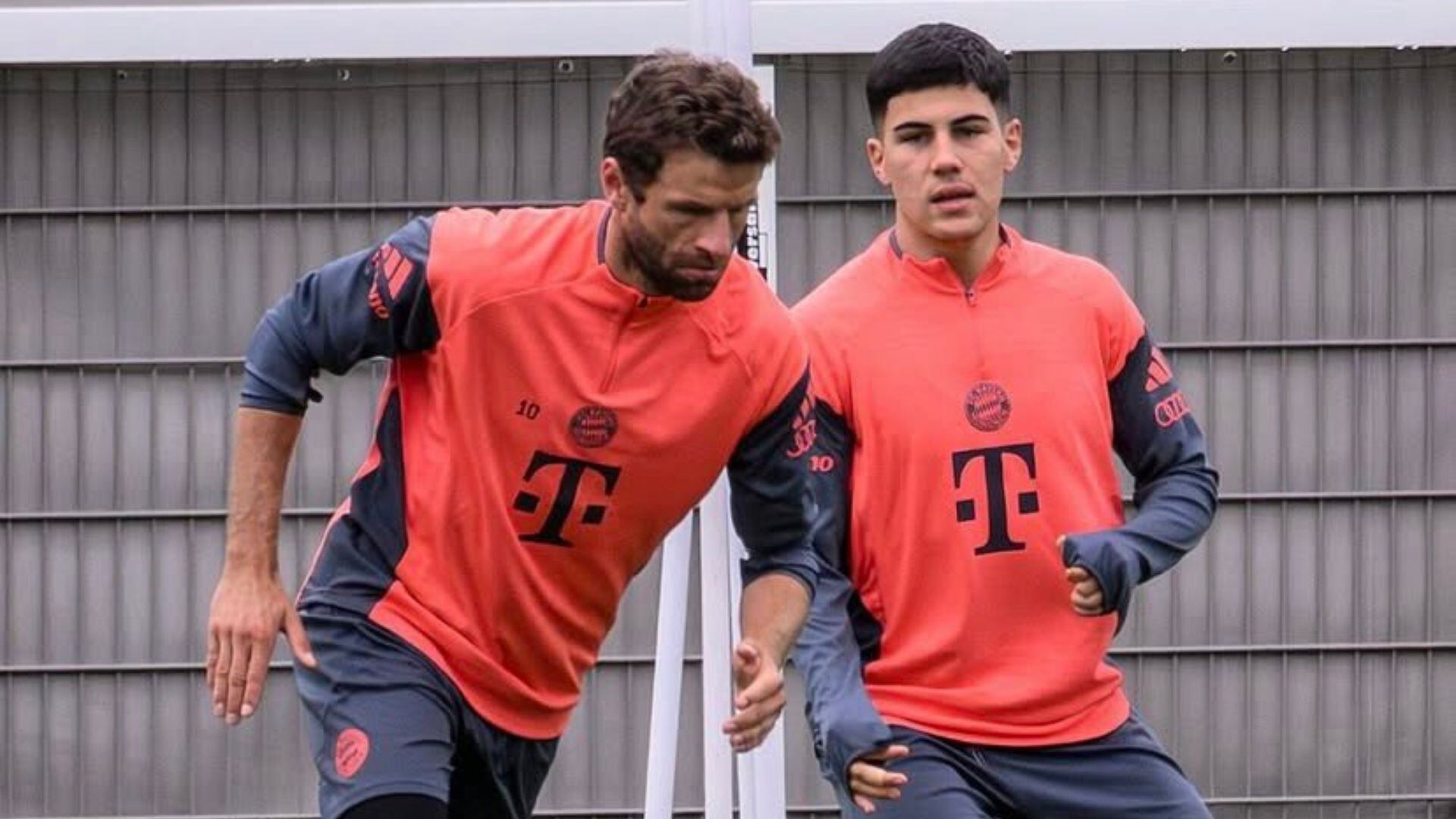 Felipe Chávez entrenándose al lado de Thomas Müller. - Crédito: John Mandoki