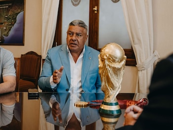 Chiqui Tapia visitó a la Difunta Correa con la Copa del Mundo