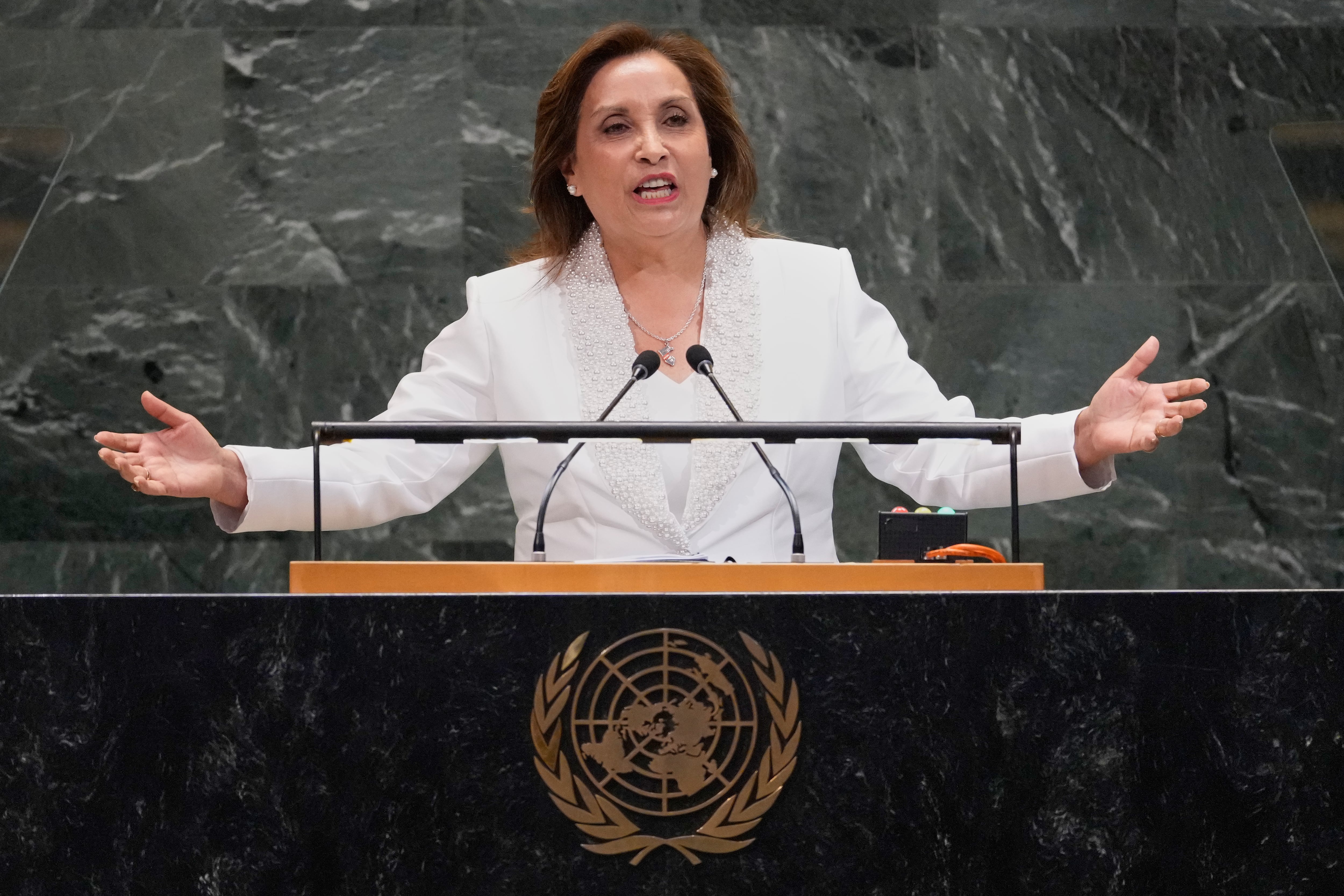 La presidenta de Perú, Dina Ercilia Boluarte Zegarra, enfrent mociones de vacancia en su contra (Foto AP/Richard Drew)