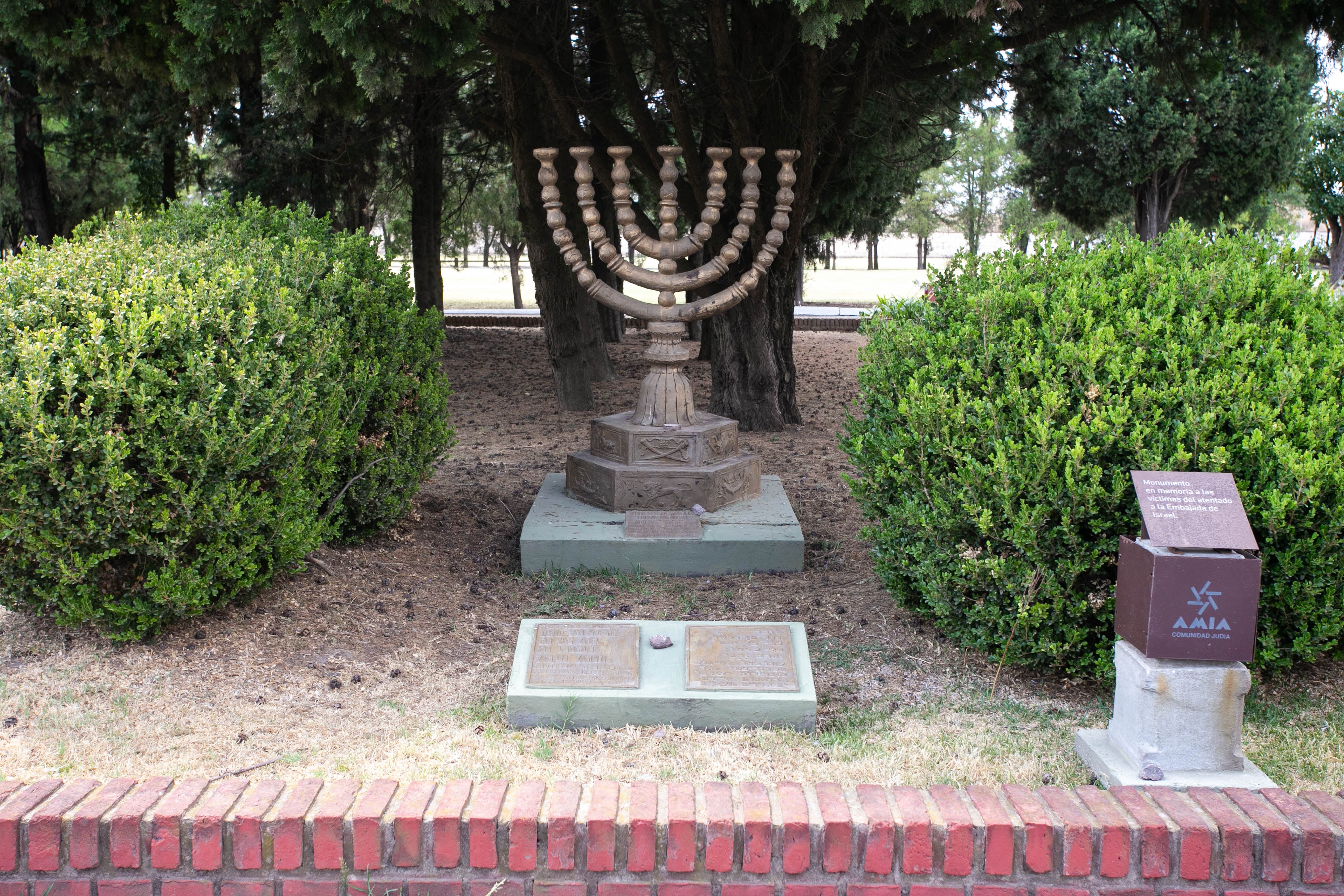 Monumento dedicado a las víctimas del atentado a la embajada de Israel, ocurrido en Buenos Aires en 1992