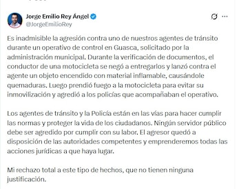 Un video publicado por Jorge Emilio Rey mostró a los funcionarios en la vía y las llamas sobre la ropa del agente afectado - crédito @JorgeEmilioRey/X