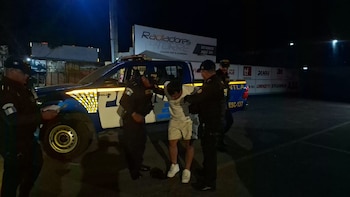 Sin licencia, con escape ilegal y en fuga: el joven que arrolló a un policía en Guatemala y terminó detenido