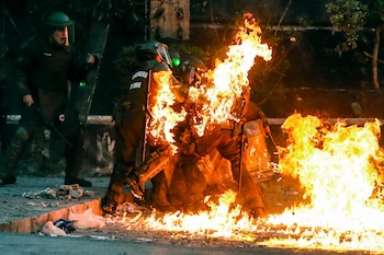 Los carabineros envueltos en llamas