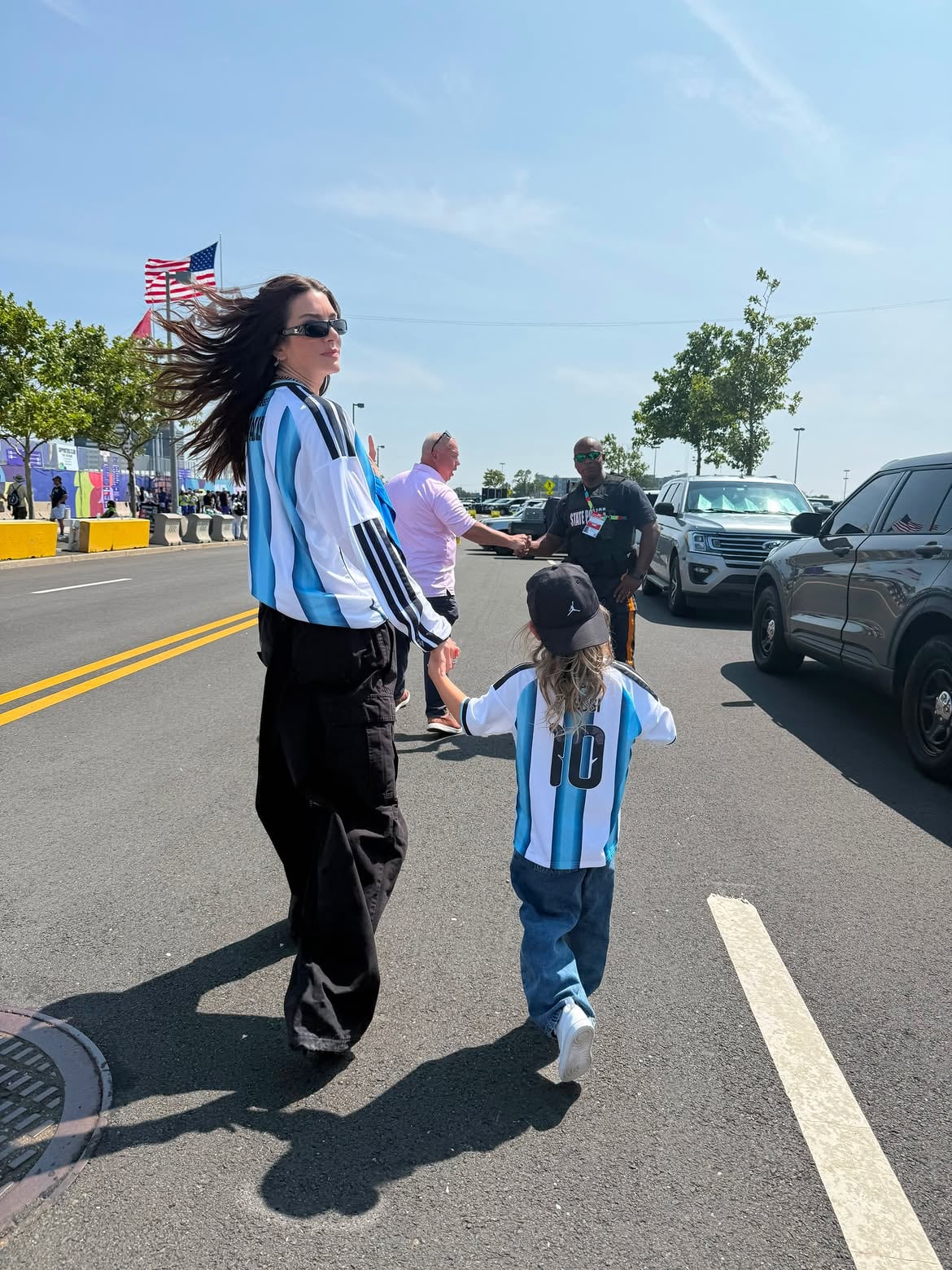 Valentina Ferrer y su hija Río, con la camiseta de la selección argentina, en una de las últimas apariciones públicas de la modelo junto a la pequeña. Fue una de las fotos que eligió J Balvin para homenajearla por su cumpleaños