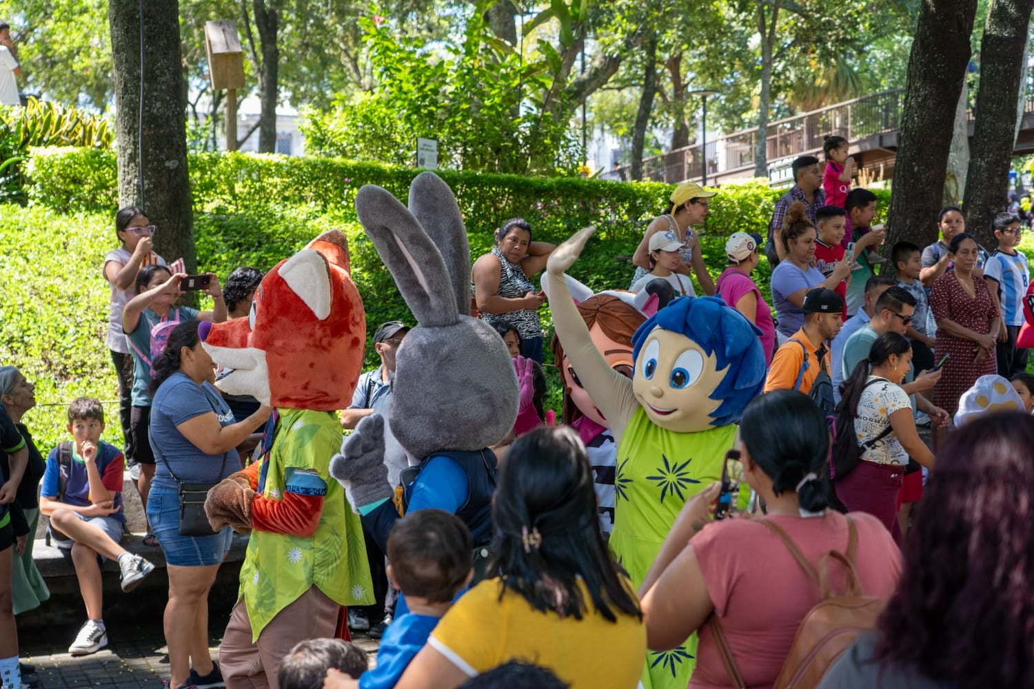 Miles de familias participaron en actividades gratuitas de recreación y entretenimiento, con espacios para menores, adultos y mascotas, durante una jornada que la municipalidad organizó en un ambiente seguro y familiar (Foto cortesía alcaldía de San Salvador)