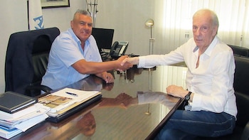 Chiqui Tapia junto a César Luis Menotti