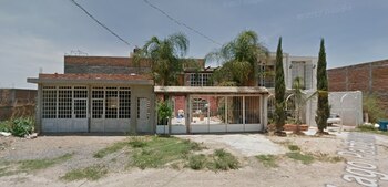 Agentes estatales, al arribar a