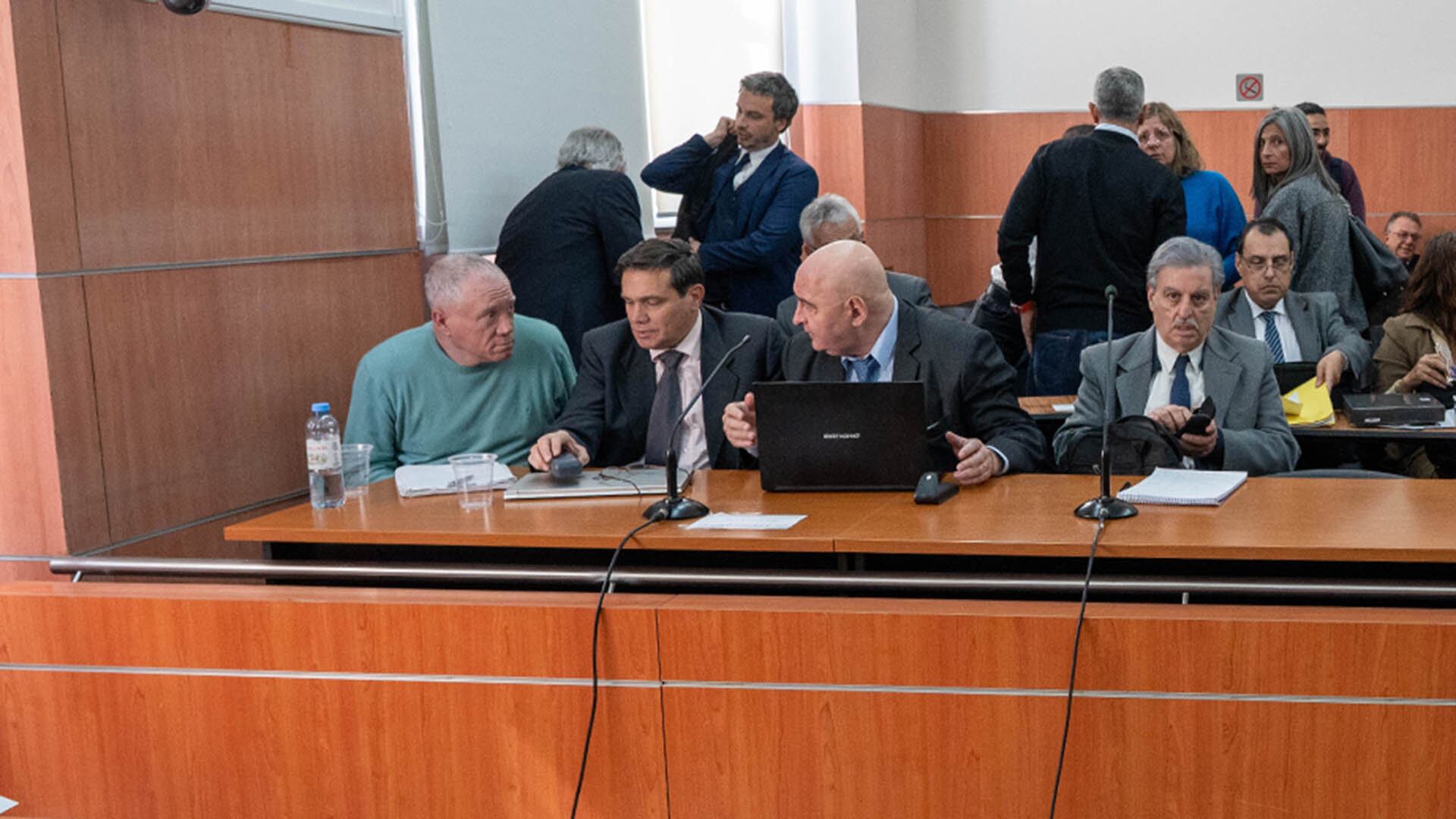 El acusado Fernando Charpenet (a la izquierda, de remera verde), junto a sus abogados (fiscales.gob.ar)