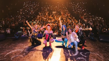El Teatro Plaza Norte se convierte en el escenario de una celebración teatral donde la risa y la música unen a distintas generaciones.